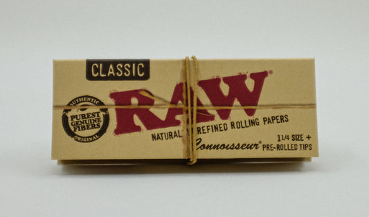 RAW CONNOISSUER 1 1/4 ROLLING PAPER WITH TIPS